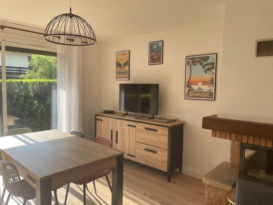 Maison Tres Agreable Avec Exterieurs, Bien Situee Au Plan D'Eau Эмбрён Экстерьер фото